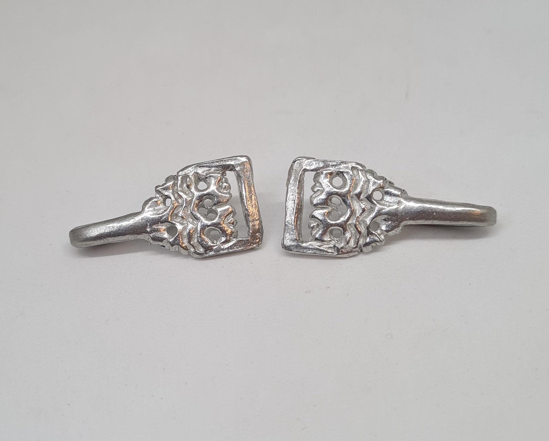 8 – Pair of hooks bird